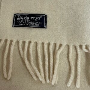 🍂🍁Burberry Of London Lambswool Neck Muffler.🍁🍂